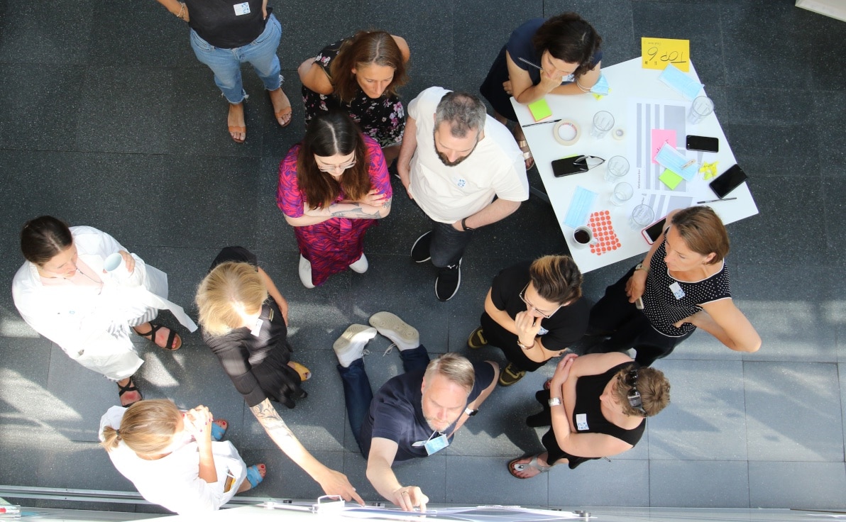 Gruppe Arbeitnehmender aus der Vogelperspektive