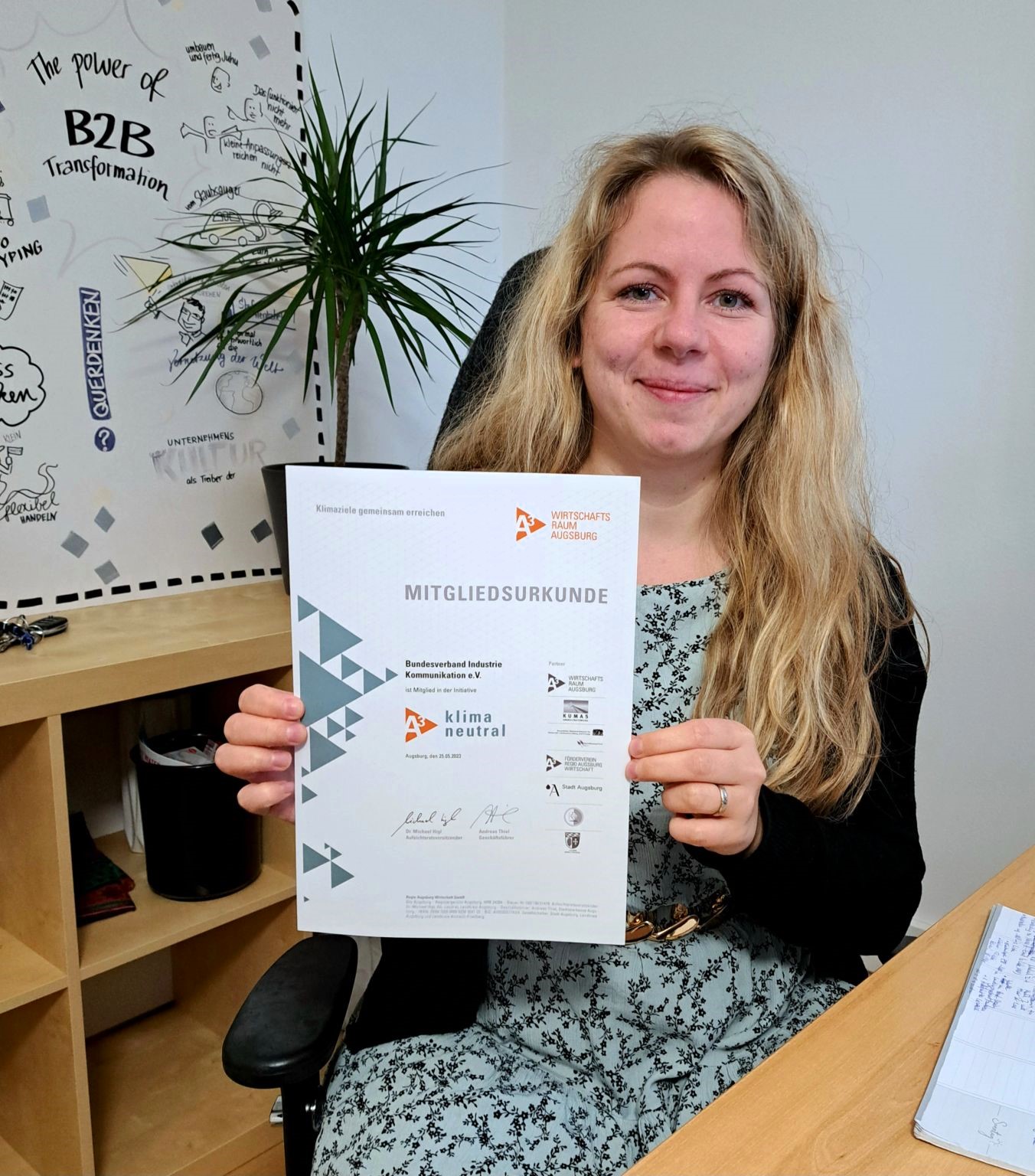 Foto von Carina Löser-Bacanu, die ein Zertifikat in der Hand hält