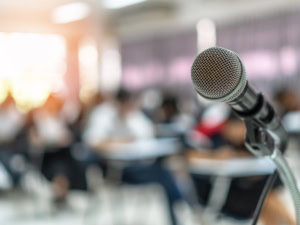Mikrofon vor einem Publikum